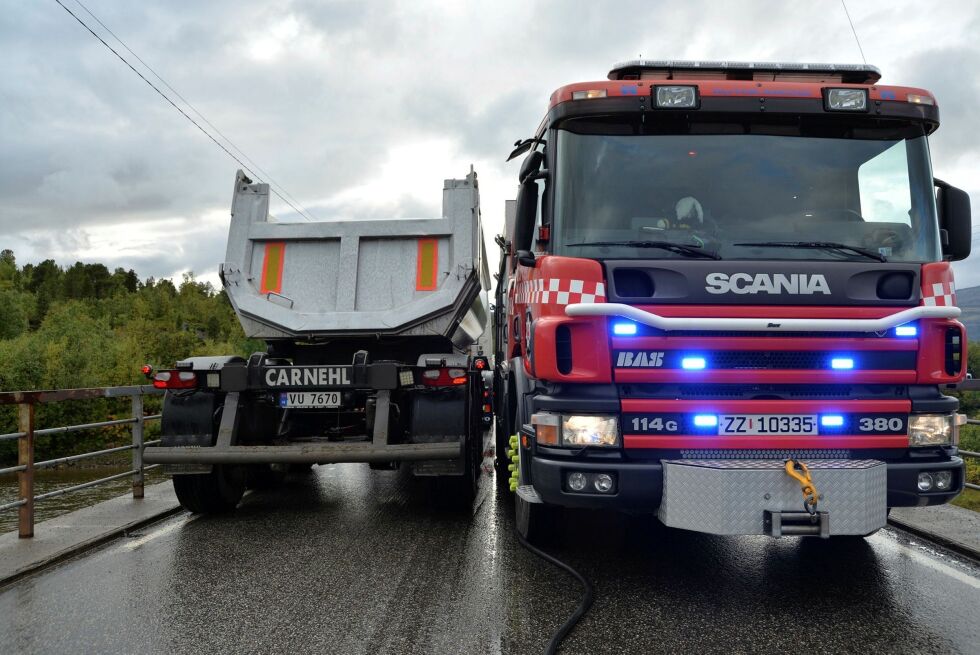 Når to lastebiler møtes på brua er det ikke mye plass annet i veibanen. Bildet er fra en trafikkulykke ved brua der en brannbil sto parkert og en lastebil ble vinket forbi i den ledige kjørebanen.
 Foto: Sonja E. Andersen