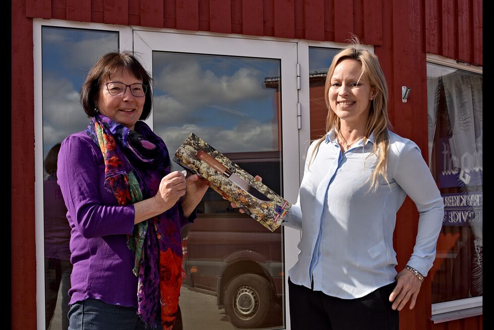 Evy Einarsen, som er aktiv i Lions Club Porsanger, vil nok få god bruk for samekniven når laget sveiver i gang neste års Helsesportsuke. Her mottar Einarsen kniven fra Ságats Ann Helen Gjermundsen, og gir en krone i retur slik samisk skikk tilsier for at ikke vennskapet skal skjære seg.
 Foto:  Bjørn Arne Johansen