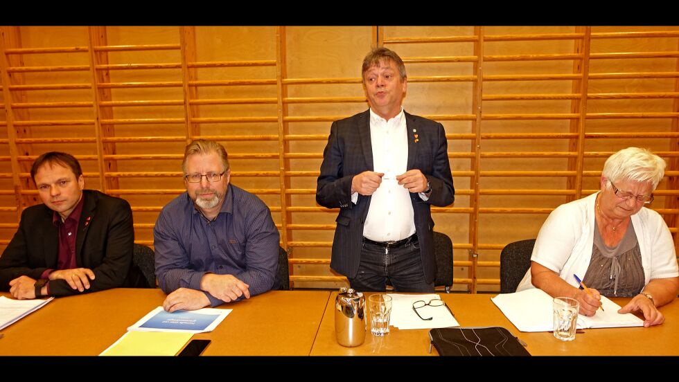 Frank M. Ingilæ, Stian Lindgård fra justis- og samfunnsavdelingen hos fylkesmannen i Finnmark, Fred Johnsen (ordstyrer fra Austertana bygdelag) og Aina Jessen.
 Foto: Guro Saniola Bjerk