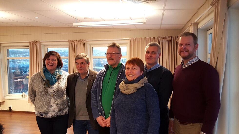 Hammerfestordfører Alf E. Jakobsen (nr 2 fra venstre) fikk med seg kollegene (fra venstre) Kristina Hansen (Nordkapp), Gudleif Kristiansen (Måsøy), Aina Borch (Porsanger), Terje Wikstrøm og Steinar Halvorsen (Loppa) på et seks stammers møte på Skaidi. Får Jakobsen det som han skisserer i sin rapport ligger det til rette for en ny "superkommune" i Vest-Finnmark, på størrelse med dagens Kautokeino kommune.
 Foto: Cecilie Gjennestad