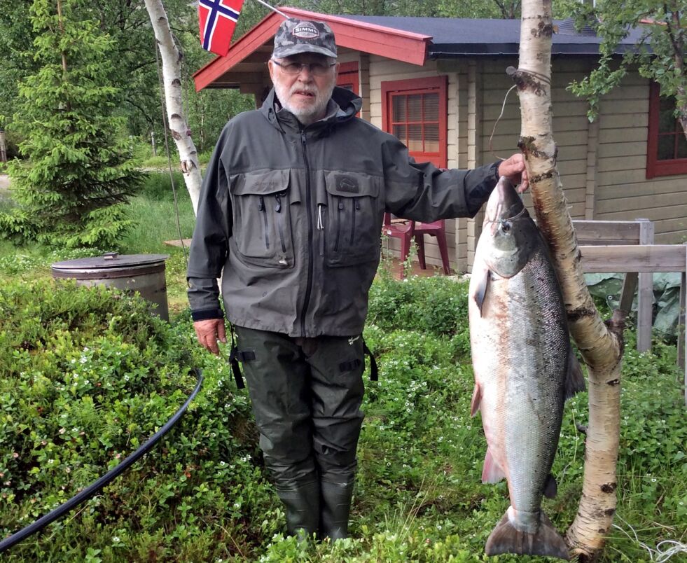 Josef Lindbäck (80) poserer med storlaksen.
 Foto: Privat