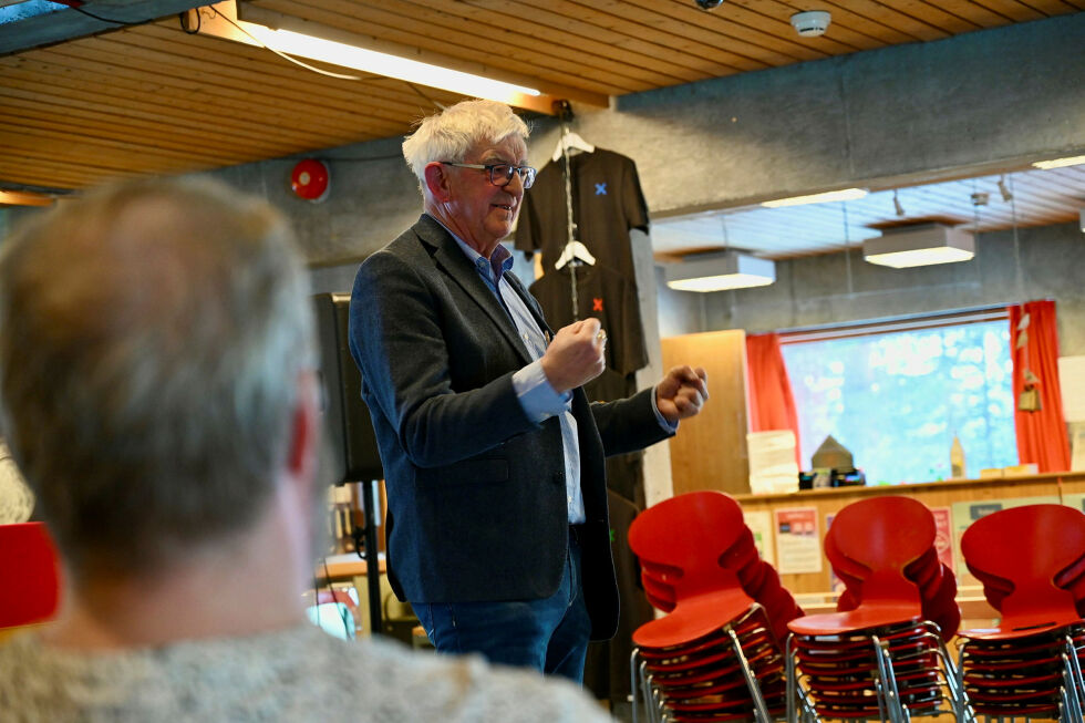 Det var en me­get en­ga­sjert, kunn­skaps­rik og in­te­res­sert fore­drags­hol­der og for­fat­ter som be­søk­te Kar­as­jok på fri­gjør­ings­dag­en. Det er et so­lid styk­ke ar­beid som lig­ger bak boka «Vid­das vok­te­re».
 Foto: Yvette M Stornes