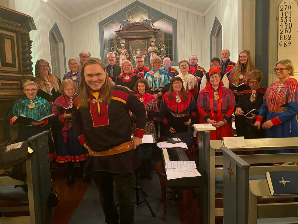 Untak-koret med dirigent Andreas Gundersen fikk varm applaus av de fremmøtte i Nesseby kirke.
 Foto: Thor Thrane