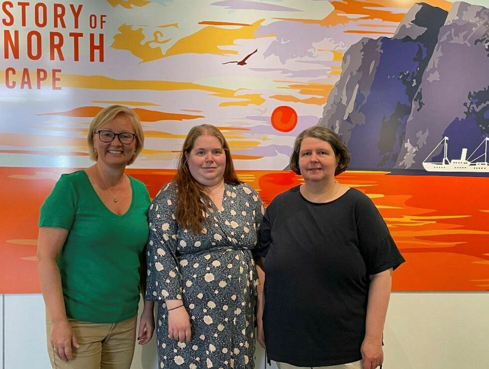 De gle­der seg over økt be­søk ved Nord­kapp­mu­se­et. Fra venst­re Hei­di Holm­gren, Hege Jo­han­sen og Anett Ny­lund.
 Foto: Privat