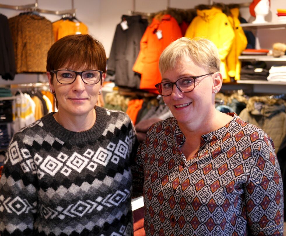 Brith Ellen Hansen (til venstre) og Linda Hansen viderefører butikkarbeidet som deres far, Karl Andreas Hansen, startet opp med i 1955.
 Foto: Geir Johansen