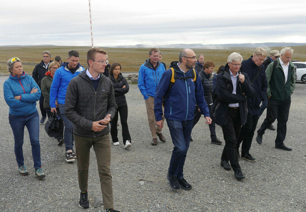 Ap og Høyre i Nordkapp har bestemt at det skal lages ny områdeplan for Nordkapphalvøya. Rica og Scandic ber om at planen gir rom for at driverne på Nordkapp skal ha full råderett over fremtidig utvikling på platået. Det er de samme selskapene som gjennom to rettssaker argumenterte for at det mest besøkte området på platået er innmark. Men både tingrett og lagmannsrett fastslo at det aktuelle området er utmark. Foto fra lagmannsrettens befaring på Nordkapp i august 2022.
 Foto: Geir Johansen