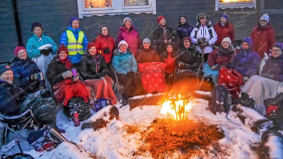 Mandag 27. november var seniorgruppa i Nordkapp og omegn turlag samlet rundt bålet på Menes i Honningsvåg. På bildet ses sittende fra venstre Laila Andersen, Leda Elde, Else May Altmann, Herdis Uttakleiv, Bjarnhild Peters, May Larsen, Else Mari Floer, Betty Isaksen, Turid Pedersen og Hildur Martinsen. Stående bak fra venstre Tordis Johansen, Wenche Andersen, Brit May Eriksen, Anja Olsen, Else Marie Olsen, Margareth Nordhus, Herborg Jensen og Randi Holm Lønner.
 Foto: Geir Johansen