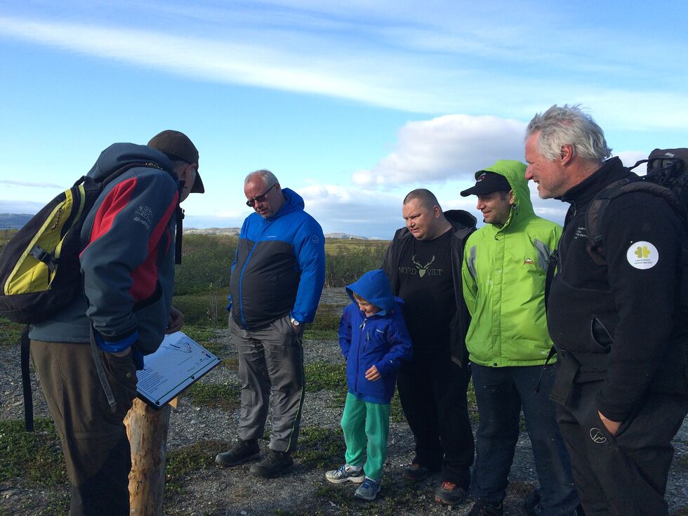 Hartvik Birkely forteller lokale historier tilknyttet informasjonstavlene og stedene og aktivitetene som er nevnt her. Roy Pedersen, Tom-Ørjan Nikolaisen med sønnen Fredrik, Jim Rune Fosshaug og Svein Ingebrigsten lytter interessert. null
 Foto: Sigrun Kaaby