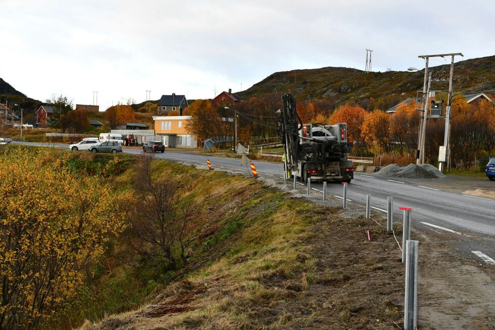 Det gamle betongrekkverket i Smørfjord er fjernet, og nytt rekkverk er på vei opp. Arbeiderne står på fra tidlig til sent, både hverdager og helger, for å bli raskt ferdige. Foto: Irene Andersen