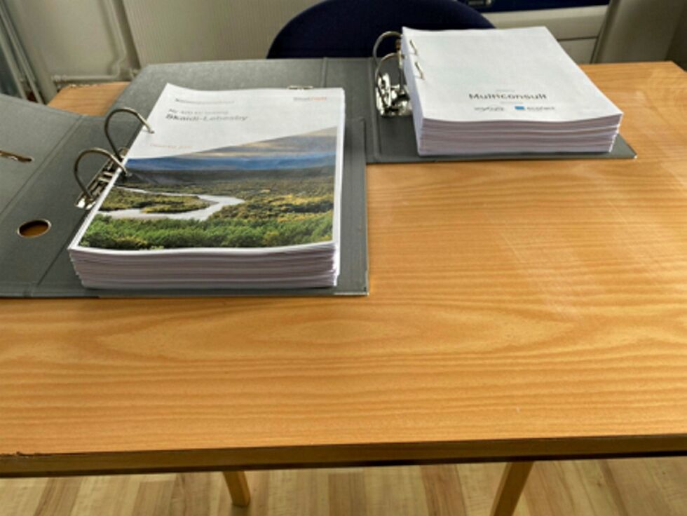 Høringsdokumentene for 420 kV-linja Skaidi-Lebesby ble sendt på høring til berørte grunneiere 19.03.2021 med høringsfrist 14.05.2021. I Finnmarkseiendommen ble dokumentene stemplet inn og skannet 26.03.2021. Enkelte grunneiere mottak dem i begynnelsen av april. Med vedlegg utgjør dokumentene ca. 800 A4-sider. Kronikkforfatteren mener at FeFo snarest må kreve ett års forlengelse av høringsfristen.
 Foto: Kristian E. Johnsen