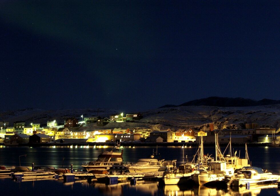 Den bestilte utredningen om sammenslåing av kommunene Lebesby og Gamvik, som ble drøftet i et felles kommunestyremøte i Mehamn (bildet) onsdag, anbefaler at kommunene tar en avgjørelse innen juni 2016.
 Foto: Gamvik Nordkyn Utvikling KF