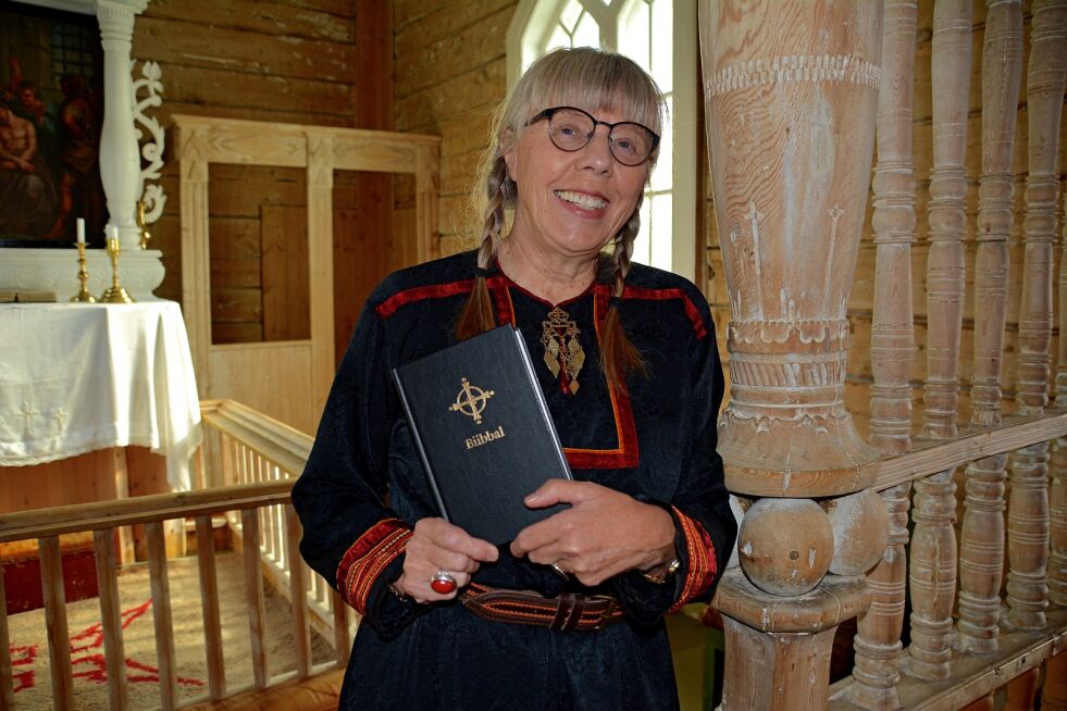 Sjelesørger Marie Kemi forteller om Bibelen, som nå har kommet i ny samisk språkdrakt.