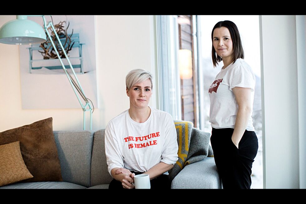 Grafisk designer Karine Pedersen fra Tana og fotograf Marie Louise Somby fra Kautokeino har slått sammen sine visjoner, ideer og forretninger i det nyoppstartede designselskapet Árvu, med kontor i Tana og Alta. 
– Når det gjelder samisk design og foto i samme selskap, er vi enerådende, smiler de.
 Foto: Marie Louise Somby