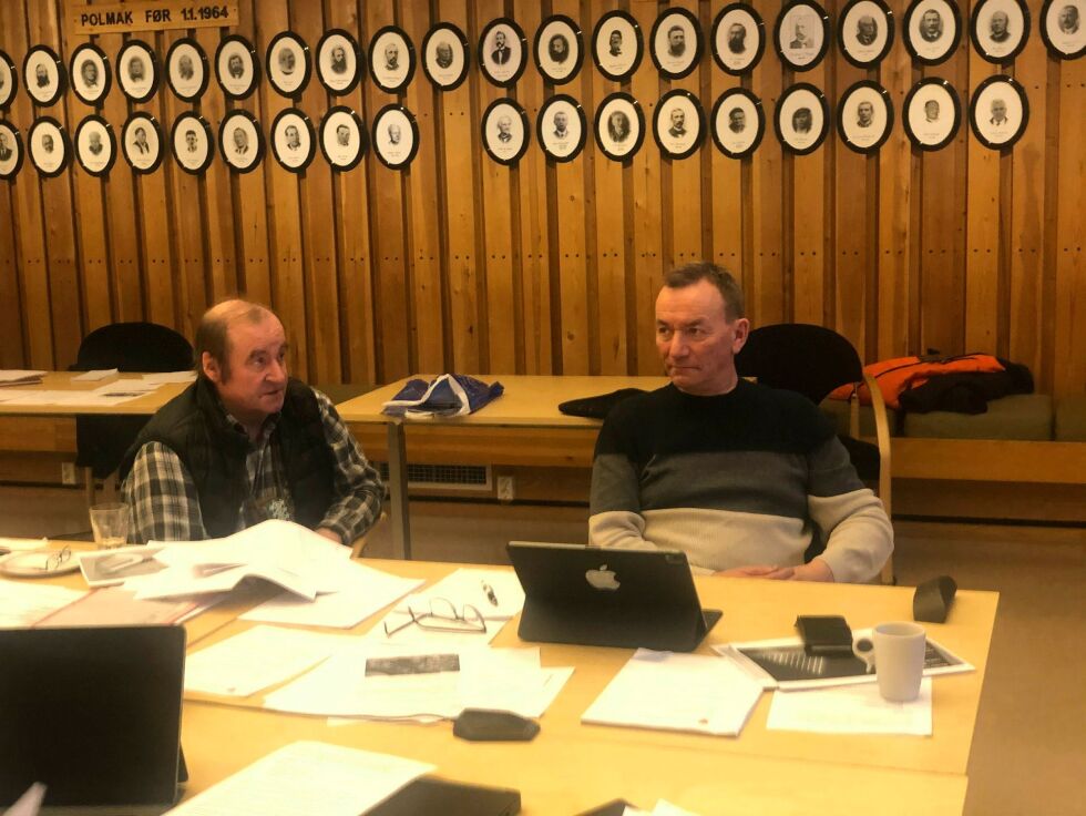 Hartvig Hansen mente det var på sin plass å vise til Samerettsutvalgets utredninger i uttalelsen. Til høyre varaordfører Odd Erik Solbakk.
 Foto: Birgitte Wisur Olsen