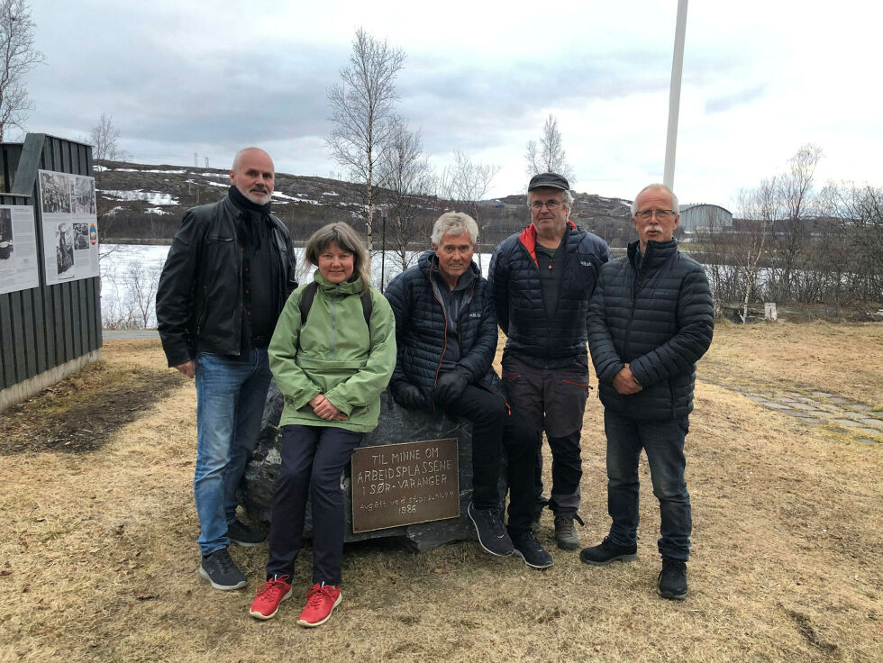 Styringsgruppa for minnesmerket, Stein Larsen (til venstre), Trond Hansen, Halle Mikkelborg og Charles Mortensen er fornøyd med å ha fått inn Hilde Methi som kurator for den kunstneriske biten. Foto: Margita Skau
 Foto: Margita Skau