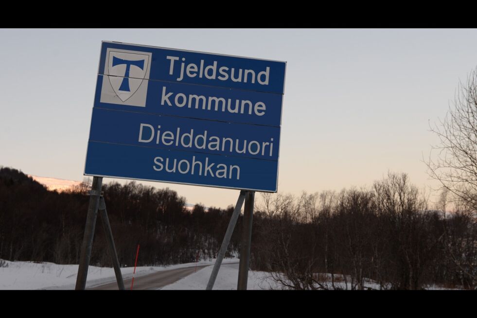 Nye Tjeldsund kommune får samisk navn og blir innlemmet i forvaltningsområdet for samisk språk. Bildet er manipulert slik at det nye samiske navnet har fått plass.
 Foto: og montasje: Steinar Solaas