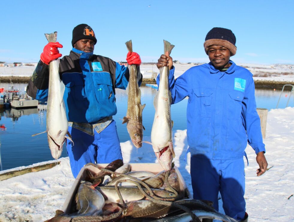 Hassan Isag (til venstre) og Khobeib Abdallah gleder seg over godt fiske i Varangerfjorden, som også gir arbeid for guttene.
 Foto: Torbjørn Ittelin