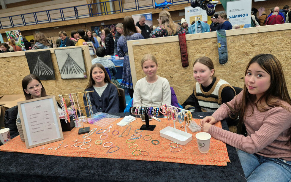 Fem kreative jenter som går i 7. klasse, har startet sitt eget firma. De kjøper inn perler og lager perlesmykker som de selger her.
 Foto: Sollaug Sárgon