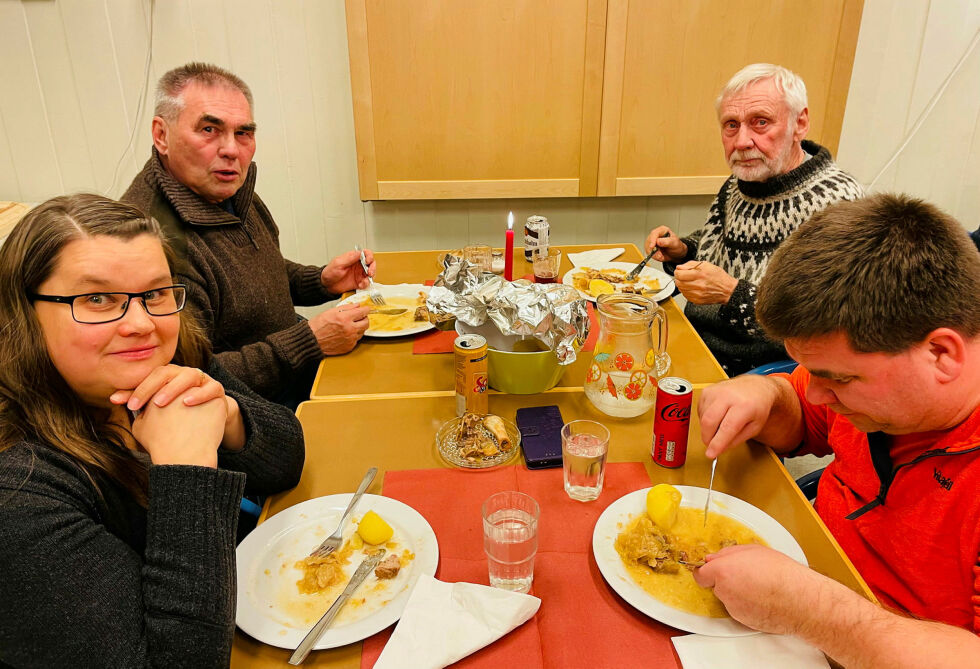 Fornøyde middagsgjester: Fra venstre bak: Knut Magga og Håkon Persen. Foran: Siw Grønbeck Bednarczyk og Tommy Bednarczyk.
 Foto: Nina Gudrun Karisaari