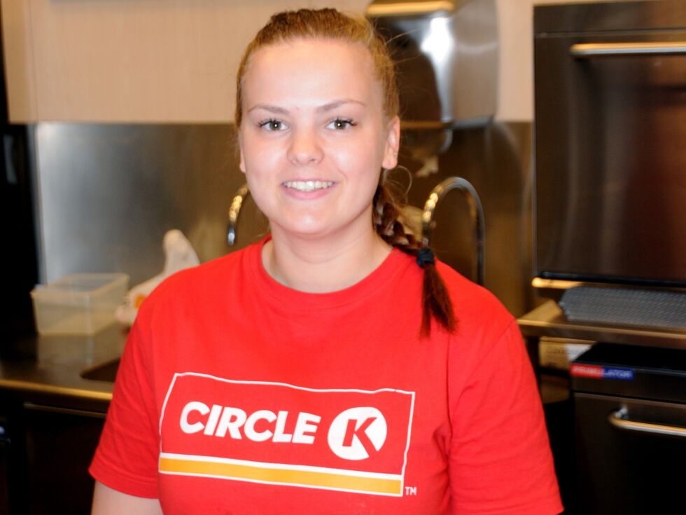 Therese Midtlie er her ikledd Cirkle K sin t-skjorte i selskapets farger.
 Foto: Hallgeir Henriksen