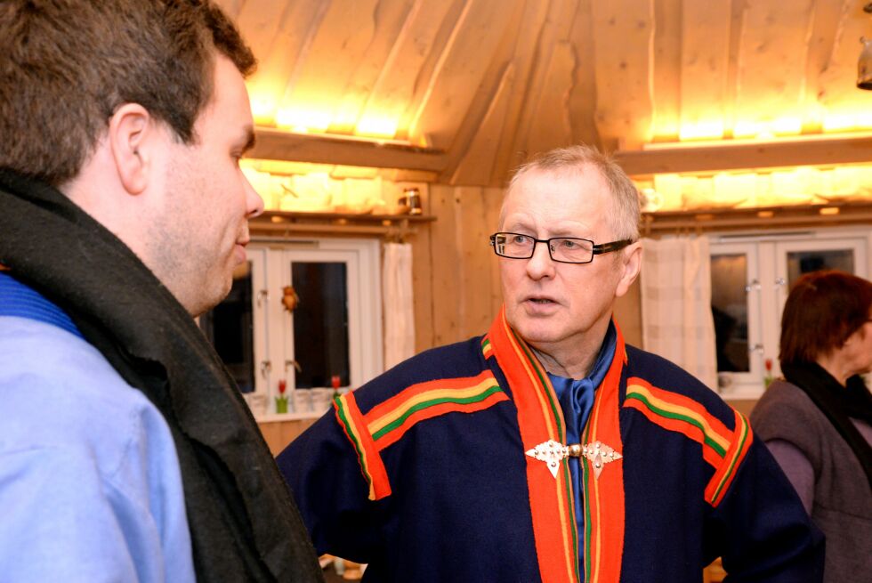 Ingolf Kvanndal i Ballangen sameforening (til høyre) mener å ha signaler om at en samarbeidsavtale er mulig å få til. Her i samtale med sametingsråd Mikkel Eskil Mikkelsen.
 Foto: Steinar Solaas