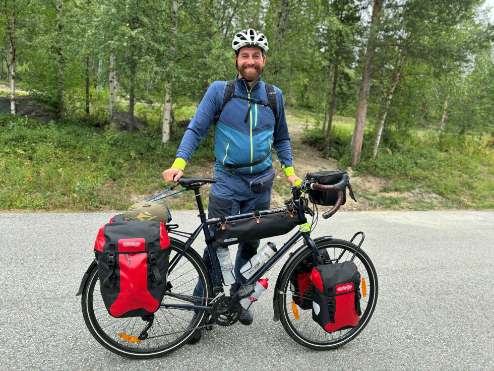 Andrea Pongan er på sykkeltur Sápmi rundt for å hedre sin avdøde fars minne.
 Foto: Anders Henriksen