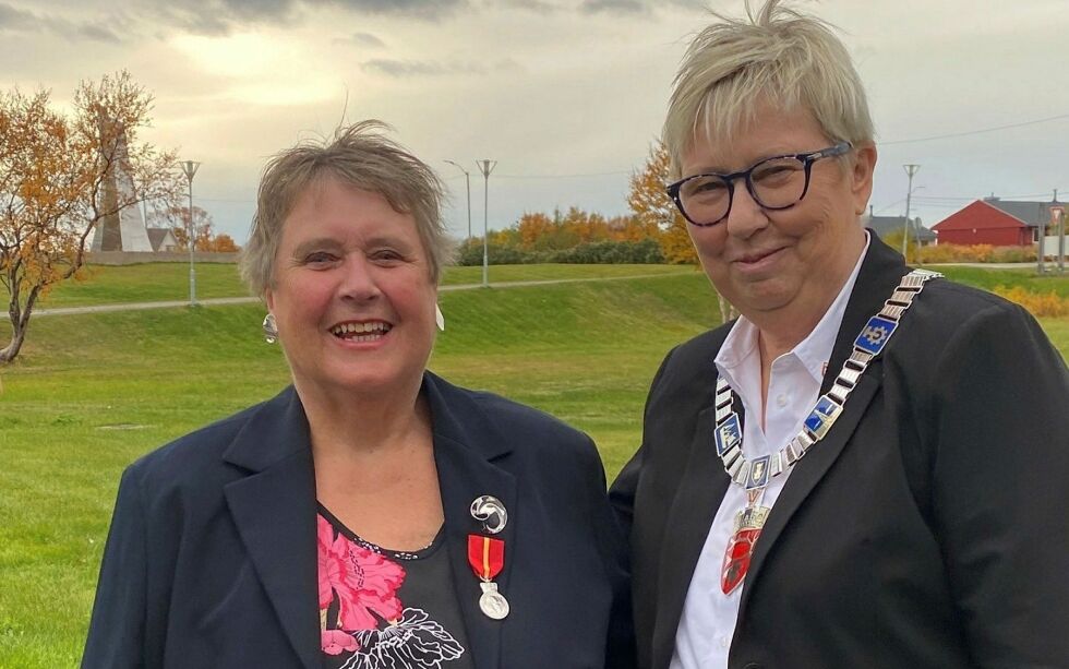 Reidun Laura Andreassen (til venstre) fikk mange rosende ord fra Vadsøs ordfører, Wenche Pedersen, under overrekkelsen av kongens fortjenstmedalje.
FOTO: VADSØ KOMMUNE