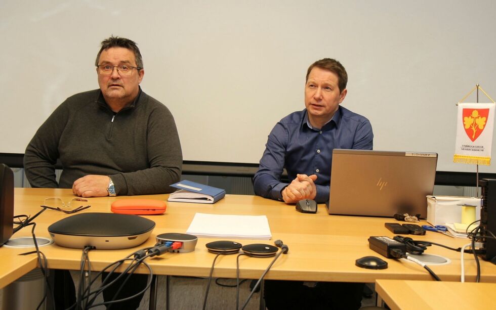 Ord­fø­rer Knut Store (til venst­re) bruk­te kla­re ord da han ga ad­mi­nist­ra­sjons­sjef Olaf Tros­ten be­skjed om å få ut hø­rings­pa­pi­re­ne knyt­tet til skuterløypesaken.
FOTO: TOR­BJØRN IT­TE­LIN