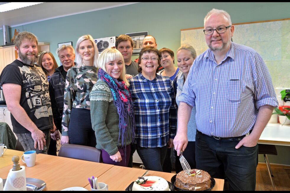 Ságats opplagsøkning ble behørig feiret i lunsjpausen tirsdag, der Geir Wulff fikk æren av å åpne opplagskaka.
 Foto: Sonja E Andersen