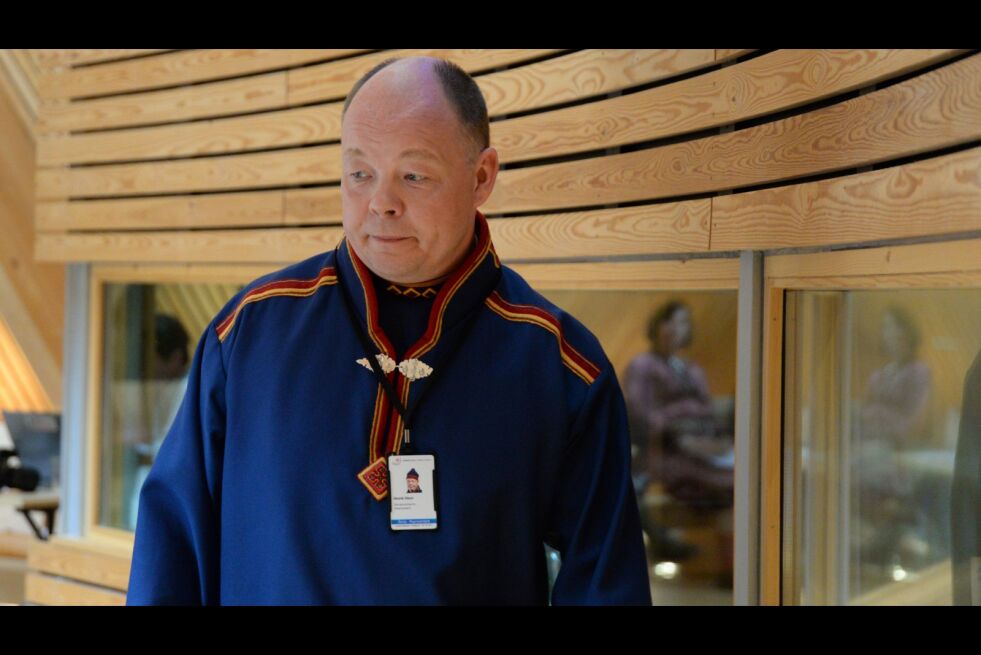 Sametingsråd Henrik Olsen (NSR) ønsker andre måter å få ut samisk litteratur til folket.
 Foto: Steinar Solaas
