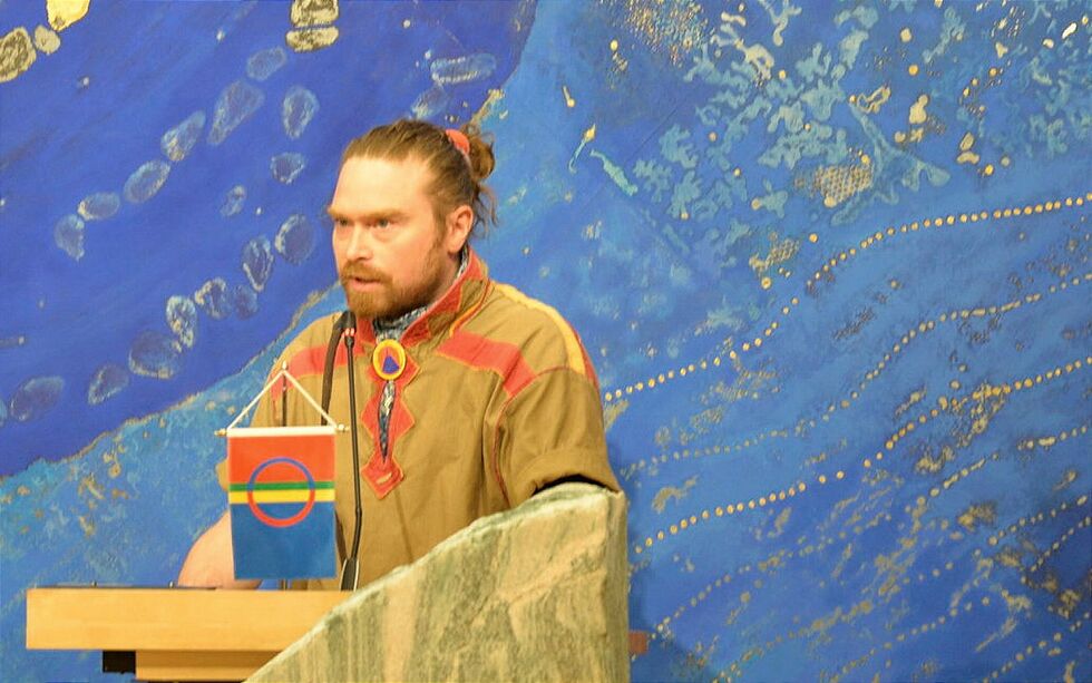 Beaska Niillas på Sametingets talerstol.
 Foto: Steinar Solaas