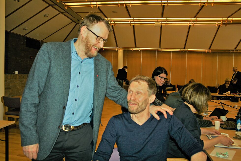 Høyres Jo Inge Hesjevik, her sammen med Aps Ulf Ballo (t.v.) ønsker at kart- og skiltnavn skal skrives på fire språk; norsk, samisk, finsk og kvensk.
 Foto: Bjørn Hildonen