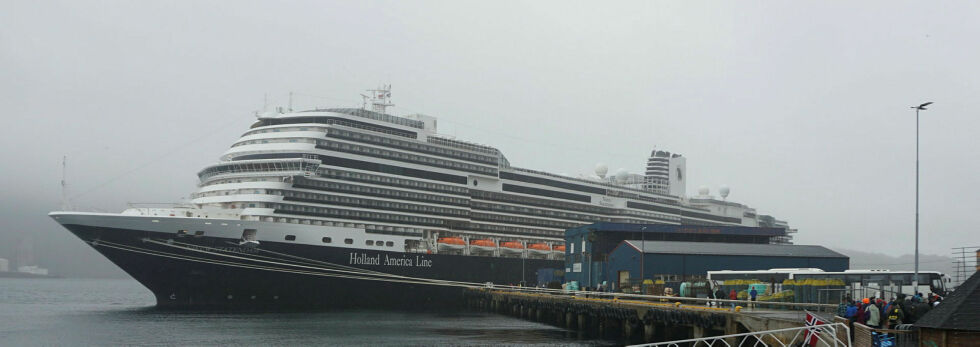 MS Nieuw Statendam ved kai i Honningsvåg i tåke og regn og 8 plussgrader onsdag 19. juli
 Foto: Geir Johansen