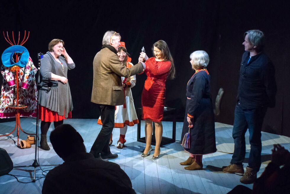 Teatersjef Rolf Degerlund gir tørket kjøtt til skuespiller Mary Sarre, som takk etter premieren i Kautokeino.
 Foto: Aslak Mikal Mienna
