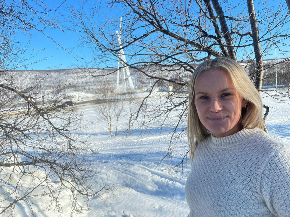 Malise Porsanger beskriver et godt og kreativt miljø i næringsparken ved brua i Tana.
 Foto: Birgitte Wisur Olsen