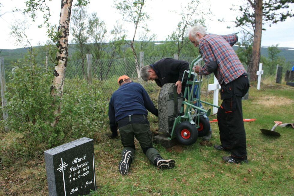 Her er det Bjørn Stødle, Hjalmar Kaaby og Svein Eliassen som prøver å få gravstøtten i vater.
 Foto: Anthon Sivertsen