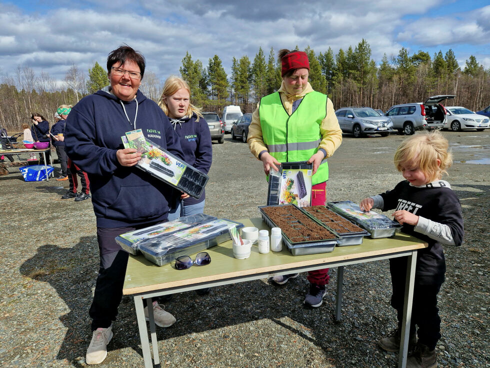 Hanne Kalliainen, Maria Kyrrø og Tone Aandahl er klare til å hjelpe barna å så frø.
 Foto: Hill Haga