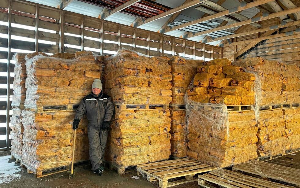 Tord Basma på vedlageret til Varanger Asvo.
 Foto: Elisabeth Mosand