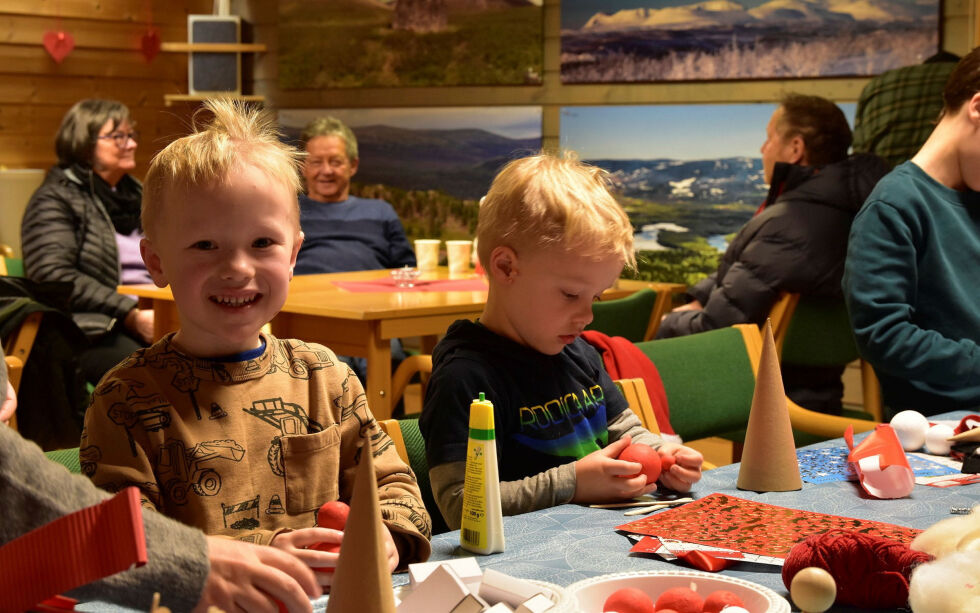Brødrene Petter og Oliver storkoser seg på juleverksted.
 Foto: Sara Olaussen Stensvold