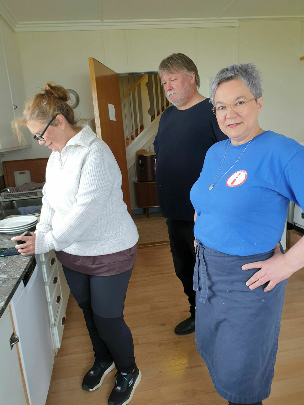 Til høyre vertinna på sommerkafeen, Ragnhild Vassvik, sammen med to overnattingsgjester.
 Foto: Asfrid Karlsen