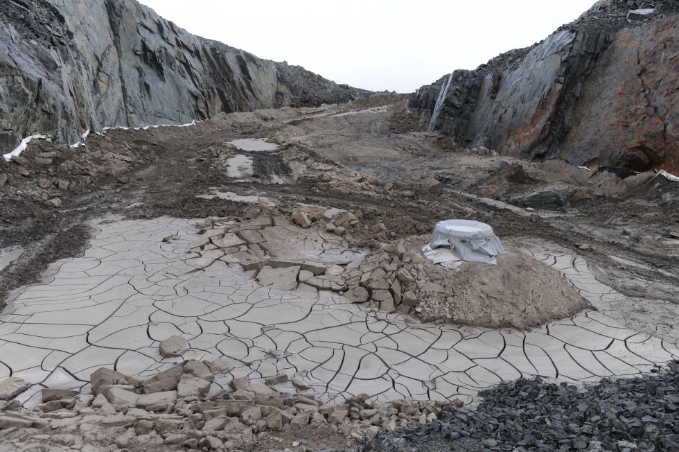 I dette området, Ulveryggen, og i fjellet Nussir, planlegger Nussir ASA underjordisk kobberutvinning. Arealet forvaltes per i dag midlertidig av Finnmarkseiendommen, og benyttes blant annet til lagring av avfall fra offshorevirksomhet.
 Foto: Lars Birger Persen