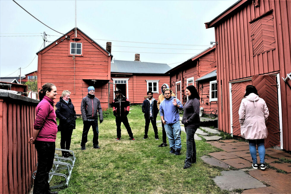 Formidling er en oppgave som er høyt prioritert. Her ser vi Lisbeth Dagnes (til venstre) orientere publikum om Tuomainengården som er del av museet. Det er for øvrig også Fabrikkkaia og Bietilæ-gården med pakkhus og nothjell som var eid av Bietilæ-familien som innvandret fra Finland og ble anerkjente fiskere, og Kjeldsenbruket i Ekkerøy, 13 kilometer øst for Vadsø.
 Foto: Bjørn Hildonen