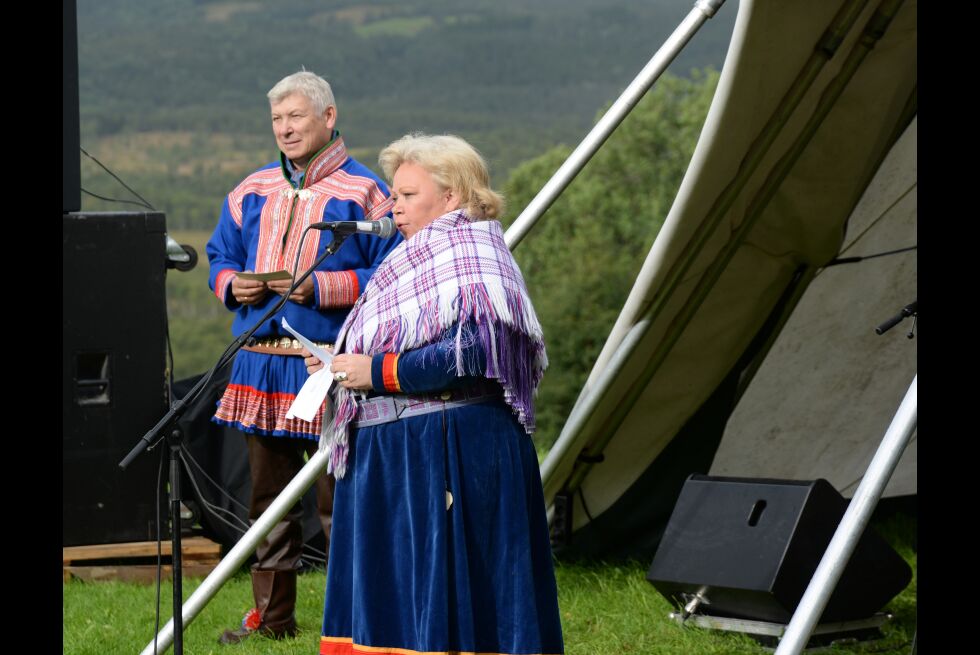 Sametingspresident Vibeke Larsen og sametingsråd Per Mathis Oskal. Bildet er fra et markeringa av bygningsregisteringsprosjektet på Gállogiedde tirsdag, hvor kronprins Haakon var til stede. Larsen holdt tale på norsk og Oskal, som var konfransier, brukte både samisk og norsk.
 Foto: Steinar Solaas