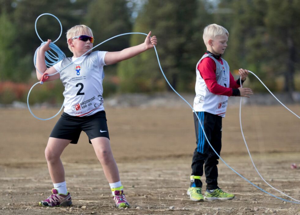 Ingvar Dervola Johnsen (9) fra Deanu Searat kastet lasso så bra at det holdt til mesterskapstittel, som betyr at han ble samemester i sin klasse. Johan Nilas Aasprong (9) fra Ilar tok en bronsemedalje.
 Foto: Charles Petterson