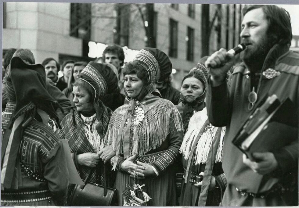 Bjar­ne Store-Jakobsen øns­ker kvin­ne­grup­pa fra Máze, Alta og Kar­as­jok vel­kom­men til Oslo. Kvin­ne­ak­sjo­nen var en in­te­grert del av sul­te­strei­ken i 1981. Foto: Niillas A. Som­by