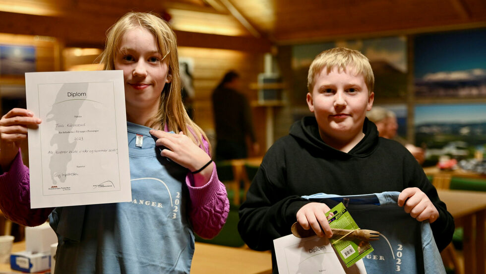 Tuva og Birger viser frem T-skjorter, diplom og fine premier.
 Foto: Irmelin Klemetzen