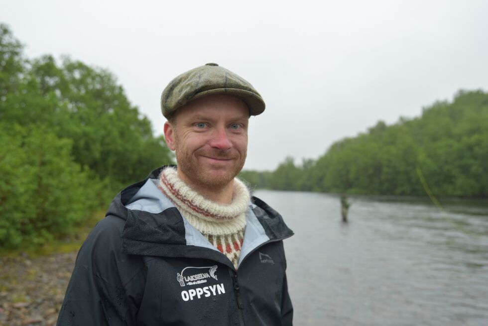 – Vi håper at vi slipper å oppleve mengden med syk fisk som det er sørpå. Hvis ikke kan vi iallefall si at vi har desinfisert, sier Egil Liberg.
 Foto: Kristin Antonie Humstad