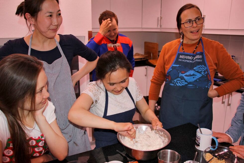 Inger Anita Smuk (til høyre) sammen med unge og ivrige russiske kokker.
 Foto: Med tillatelse fra ICR