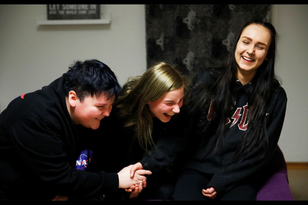 Videregående-elevene Amalie Kolstrøm (19), Ayla Iselin Hætta Isaksen (17) og Natalie Johnsen (18) fikk trent lattermuskelen godt da Ságat tok turen innom.