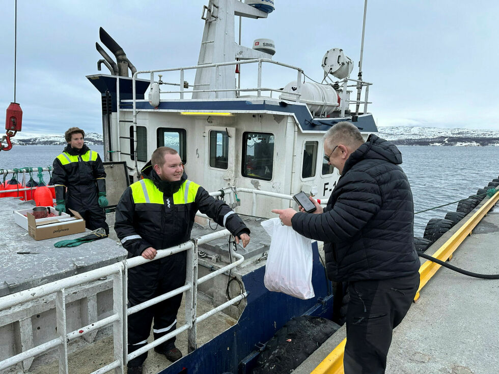Kåre Sandnes var blant de som satte pris på de herlige rekene til dansken, og er svært glad for at han kan nyte svært gode mål og nykokte reker.
 Foto: Hallgeir Henriksen